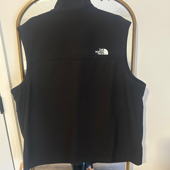 The North Face Men's Black Softshell Vest - Picture 6 of 6